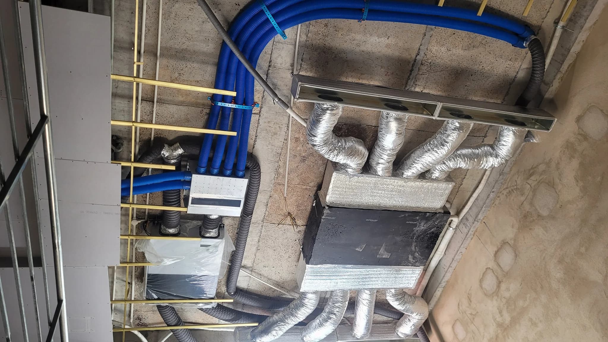 Thi công hệ thống ĐHKK âm trần và cấp khí tươi thu hồi nhiệt Menred Hagisu cho nhà phố Mr. Vũ (Quận 5) - ảnh 6